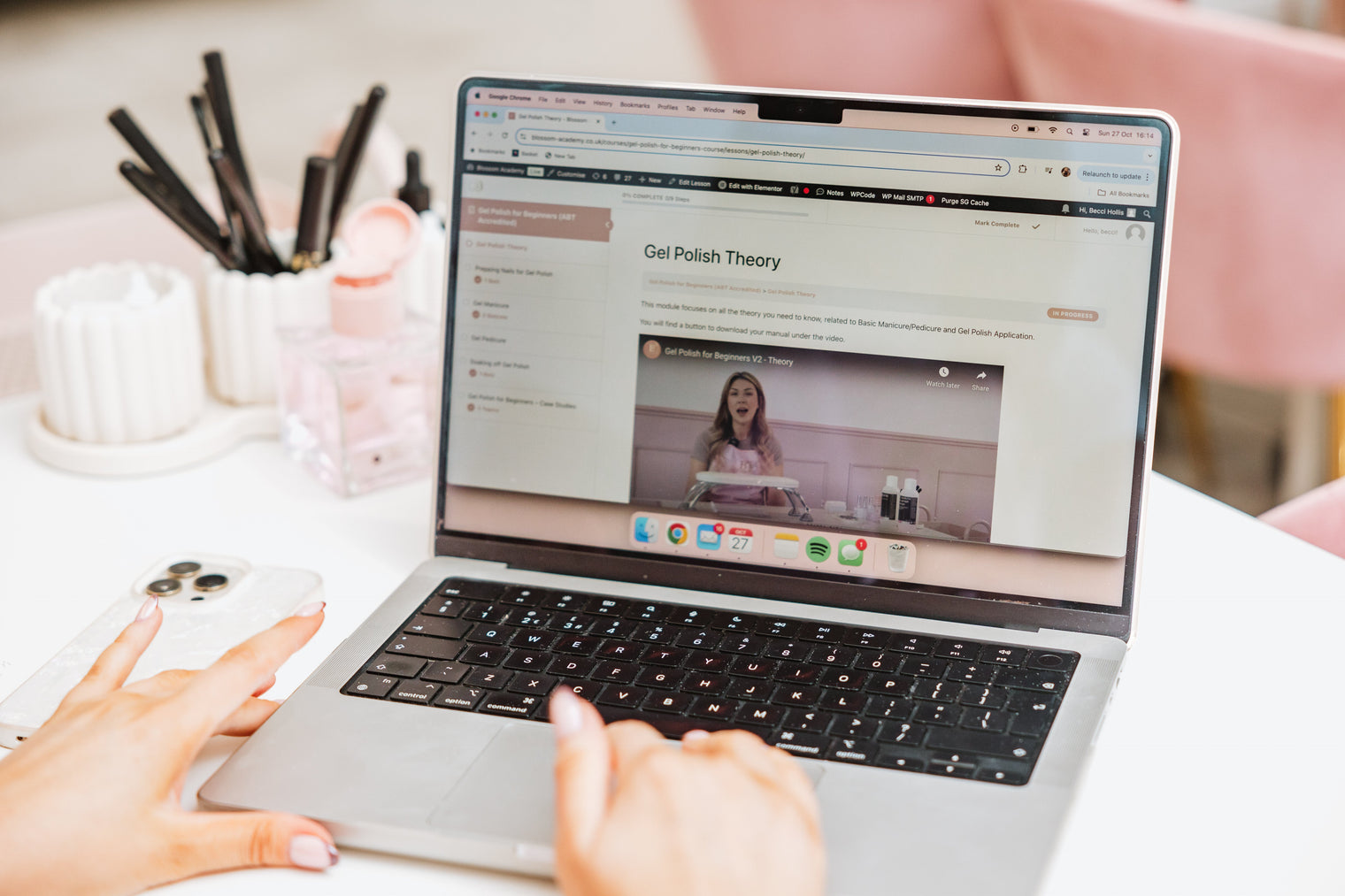 How to Choose an Online Gel Polish Course: What to Look For