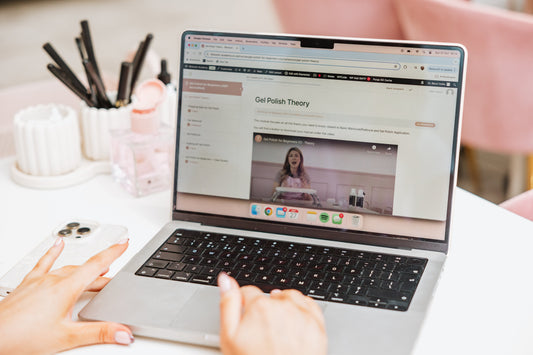 How to Choose an Online Gel Polish Course: What to Look For